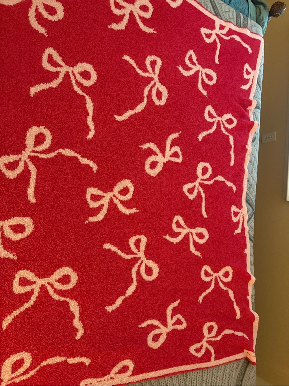 Red and Pink Bow Pattern Plush Throw Blanket - Unbranded